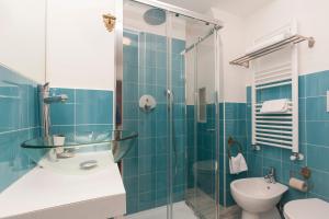 La salle de bains est pourvue d'un lavabo, de toilettes et d'une douche. dans l'établissement Al Mascaron Ridente, à Venise