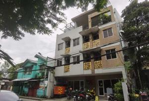 un bâtiment avec des motos garées devant lui dans l'établissement Sunny Day Residences Cainta, à Cainta