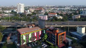 una vista aérea de un edificio en una ciudad en The Breton Hotel Media en Bangkok