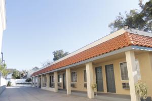 un edificio antiguo con techo rojo en Royal Inn, en Lomita