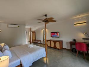 Tempat tidur dalam kamar di Prasanthi Hotel