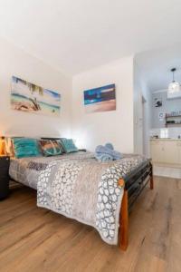 a bedroom with a large bed in a room at Lovely "Driftwood Taft" Apartment Beach & Everything few Minutes walk! Central Glenelg in Glenelg