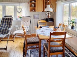 ein Esszimmer mit einem Tisch und Stühlen in der Unterkunft Holiday home Bratland 