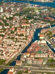 uma vista aérea de uma cidade com um rio em River View em Gdansk