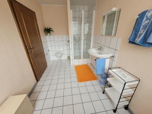 a bathroom with a shower and a toilet and a sink at Gasthaus Ratsschenke in Niederzissen