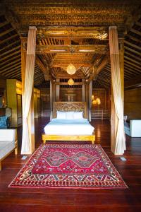 1 dormitorio con 1 cama con alfombra en el suelo en Ubud Riverside Villa, en Ubud