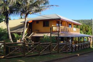 una casa con una valla delante en Chez Jérôme, en Hanga Roa