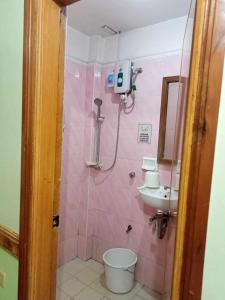 Baño rosa con lavabo y aseo en Regular Room in Casa de Piedra Pension House 