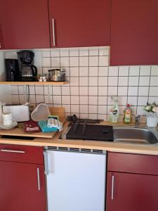 LangenchursdorfにあるMarthaのキッチン(赤いキャビネット、シンク付)
