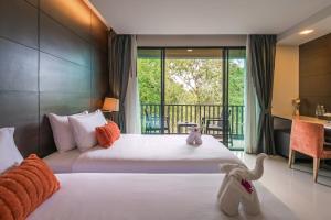 sypialnia z 2 łóżkami i balkonem w obiekcie Areetara Aonang Krabi w Aonang Beach