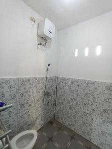 Bilik mandi di BALE LANGGAK COTTAGES