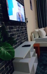 TV a/nebo společenská místnost v ubytování Mtwapa june apartment 3 + 15 fotografií