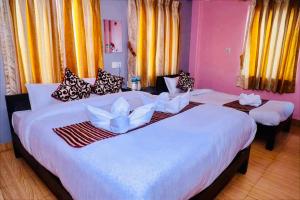 Postel nebo postele na pokoji v ubytování Hotel Donosti Pokhara