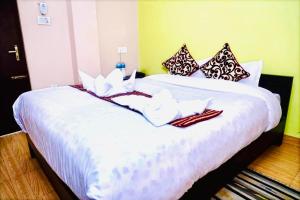 Postel nebo postele na pokoji v ubytování Hotel Donosti Pokhara