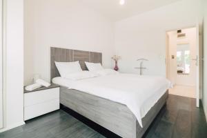 Posteľ alebo postele v izbe v ubytovaní Modern Apartments with Loggia Terrace and Parking