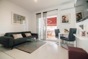 Posedenie v ubytovaní Modern Apartments with Loggia Terrace and Parking