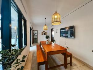 Μια τηλεόραση ή/και κέντρο ψυχαγωγίας στο Kamudi Jogja Guesthouse