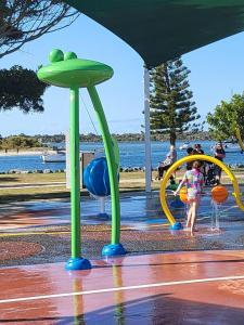 een klein meisje dat speelt in een waterpark bij Lazy Stays in Port Macquarie