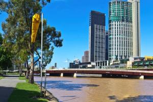 Výhled na řeku, která protéká v blízkosti apartmánu