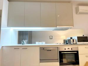 Kuchyň nebo kuchyňský kout v ubytování Inner City Skyline Studio W-Gym, Pool, WiFi, near SkyBus, Tram and Train Station + 7 fotografií