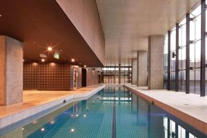 Bazén v ubytování Inner City Skyline Studio W-Gym, Pool, WiFi, near SkyBus, Tram and Train Station nebo v jeho okolí