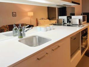 Kuchyň nebo kuchyňský kout v ubytování Inner City Skyline Studio W-Gym, Pool, WiFi, near SkyBus, Tram and Train Station