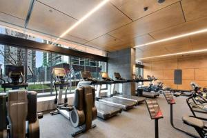 Fitness centrum a/nebo fitness zařízení v ubytování Inner City Skyline Studio W-Gym, Pool, WiFi, near SkyBus, Tram and Train Station