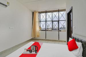 um quarto com uma cama e uma janela em OYO Flagship Hotel Royal Inn em Patiala