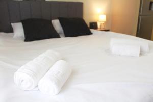 Ένα ή περισσότερα κρεβάτια σε δωμάτιο στο AIOLOS VOULA near the sea apartment