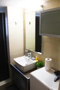 Phòng tắm tại AIOLOS VOULA near the sea apartment
