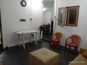 un soggiorno con tavolo e 2 sedie di Kirula Villa House a Colombo