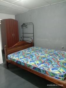可倫坡的住宿－Kirula Villa House，一张带五颜六色的被子的床