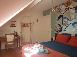 Ένα ή περισσότερα κρεβάτια σε δωμάτιο στο Villa Colin, la tête dans les bois, à deux pas de la mer, classée 4 étoiles
