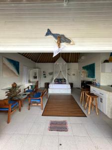 una camera con una camera da letto con un uccello sul soffitto di Villa Gede 888 Lembongan a Nusa Lembongan