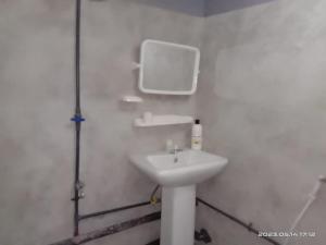 bagno con lavandino e specchio a parete di Kirula Villa House a Colombo