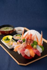 um prato de alimentos com camarão e outros alimentos em みくに隠居処 em Sakai