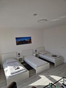 uma sala de estar com duas camas e uma mesa em VringsVeedel em Colônia