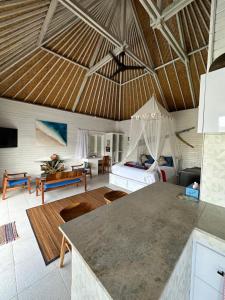 a living room with a couch and a table at Villa Gede 888 Lembongan in Nusa Lembongan