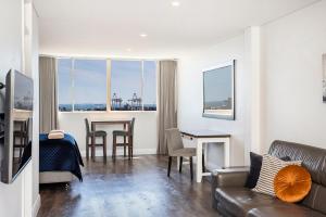 un soggiorno con divano e tavolo di The Allegra - 180 degree ocean and city views a Fremantle