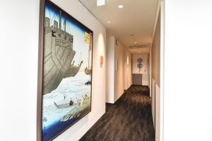 um corredor com uma grande pintura na parede em みくに隠居処 em Sakai