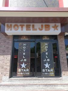 ein Hotelschild auf der Vorderseite eines Gebäudes in der Unterkunft HOTEL JB STAR in Mandvi