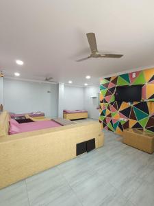 HOTEL JB STAR客房内的一张或多张床位