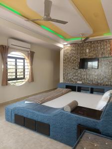 HOTEL JB STAR客房内的一张或多张床位