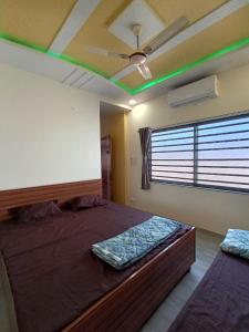 HOTEL JB STAR客房内的一张或多张床位