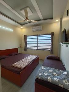 HOTEL JB STAR客房内的一张或多张床位