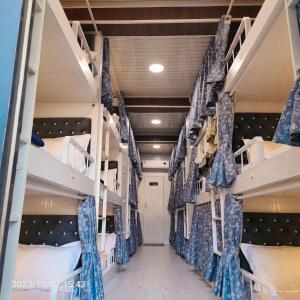 a row of bunk beds in a dorm room at Marol Metro Dormitory in Mumbai