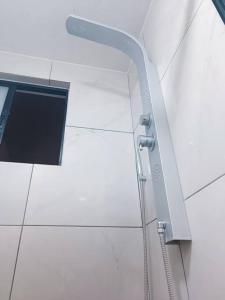 un cabezal de ducha en la pared del baño en Acogedor y moderno Loft en Cholula, en Santa María Tonantzintla