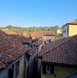 a view of roofs of buildings in a town at La Foresteria del Passeggere in Ovada
