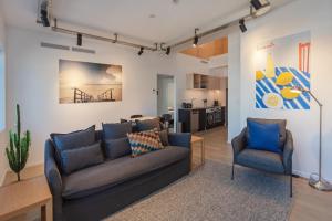un soggiorno con divano e 2 sedie di Inner City Apartments - 3 a Nelson