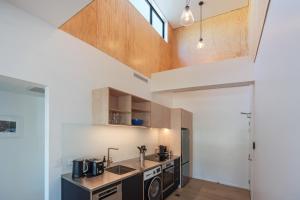 una cucina con lavandino e piano cottura di Inner City Apartments - 3 a Nelson